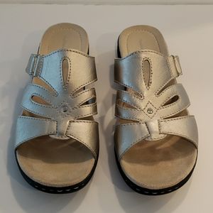 Women's Croft & Barrow Gold Sandals Size 9